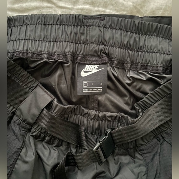 Nike / RARE Sportswear Swoosh Woven Active Shorts with Belt in Black / Size L - Picture 6 of 7